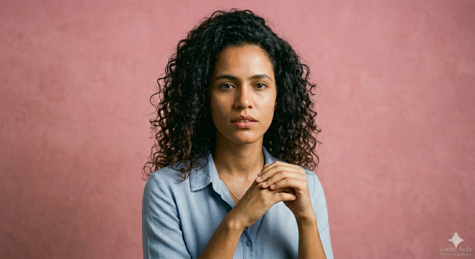 Mulher jovem com expressão serena