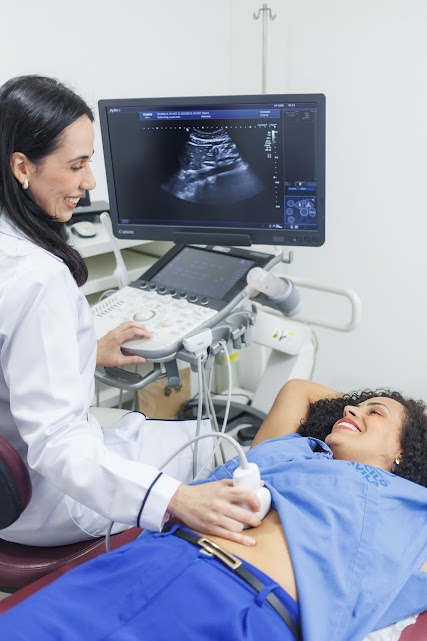 Equipe médica do Centro Diagnóstico Lucilo Ávila em ambiente clínico